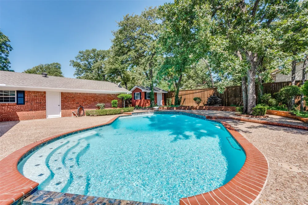 832 Wheelwood Drive Hurst, TX 76053