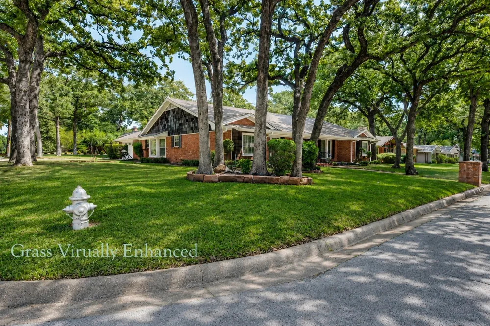 832 Wheelwood Drive Hurst, TX 76053