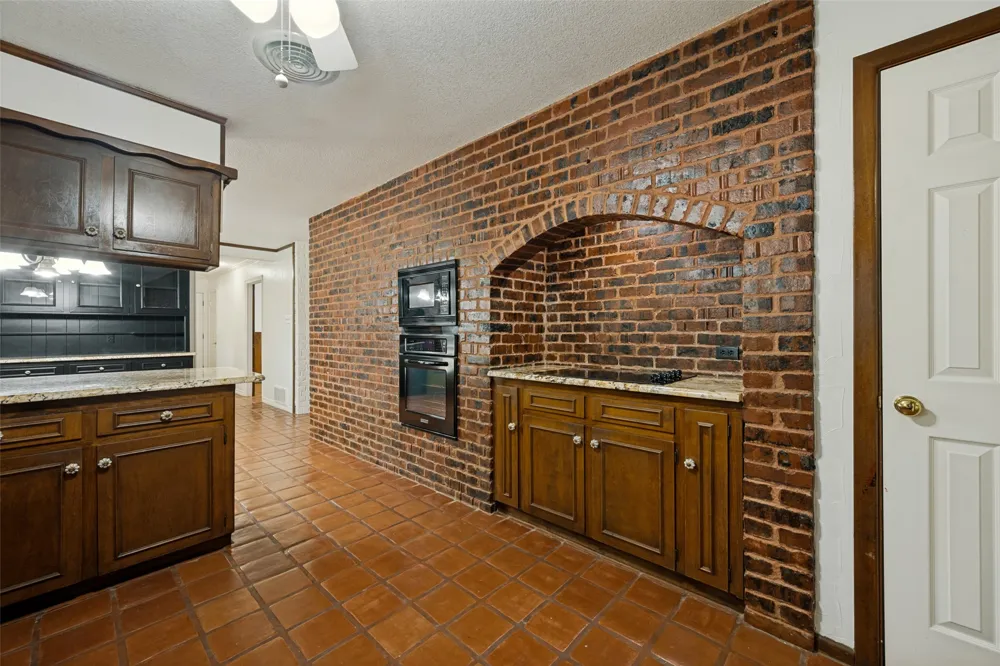 832 Wheelwood Drive Hurst, TX 76053
