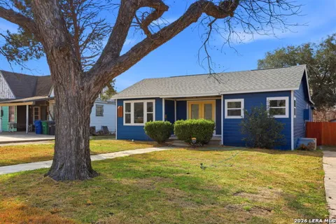 2038 W Woodlawn