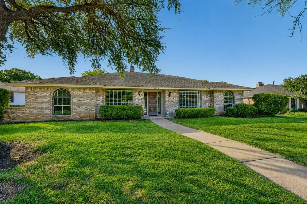 1004 Rosewood Drive DeSoto, TX 75115