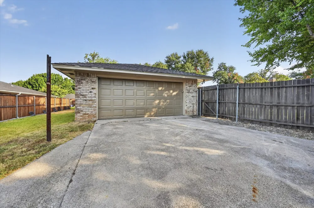1004 Rosewood Drive DeSoto, TX 75115