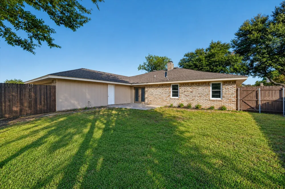 1004 Rosewood Drive DeSoto, TX 75115