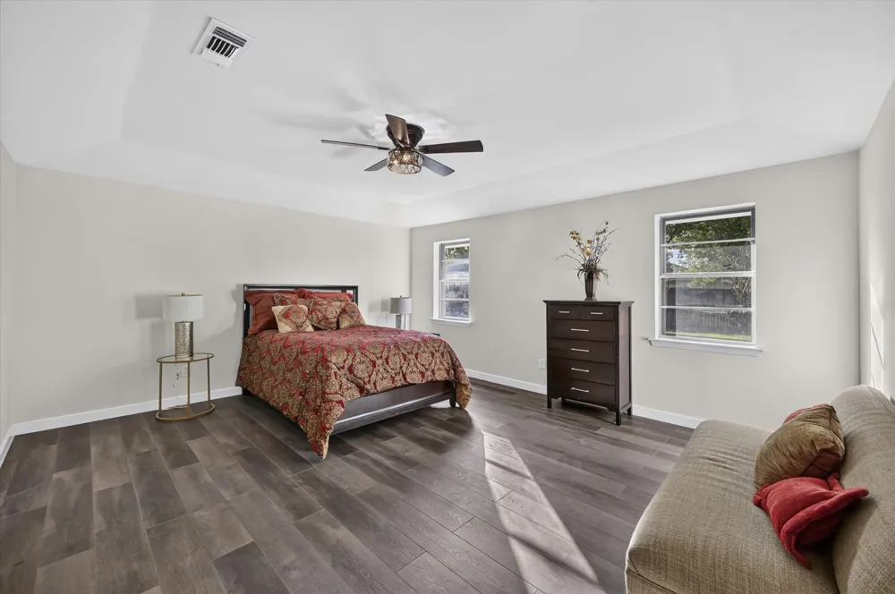1004 Rosewood Drive DeSoto, TX 75115
