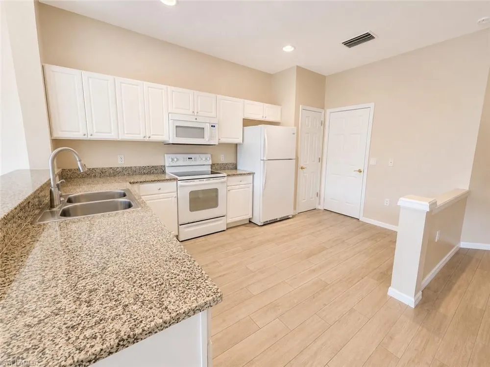 912 Hampton Circle #92 Naples, FL 34105