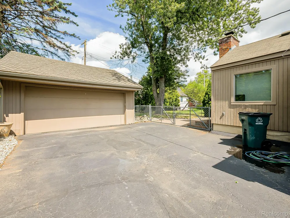 1545 Penistone Street Birmingham City, MI 48009