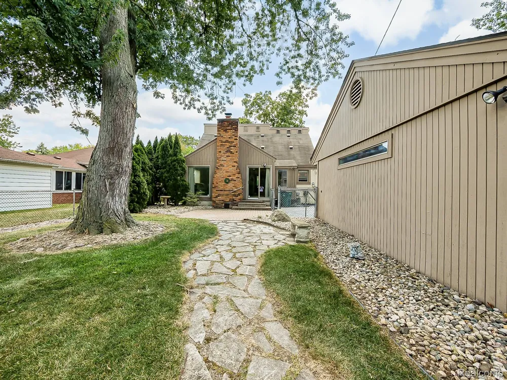 1545 Penistone Street Birmingham City, MI 48009