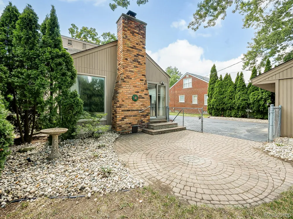 1545 Penistone Street Birmingham City, MI 48009