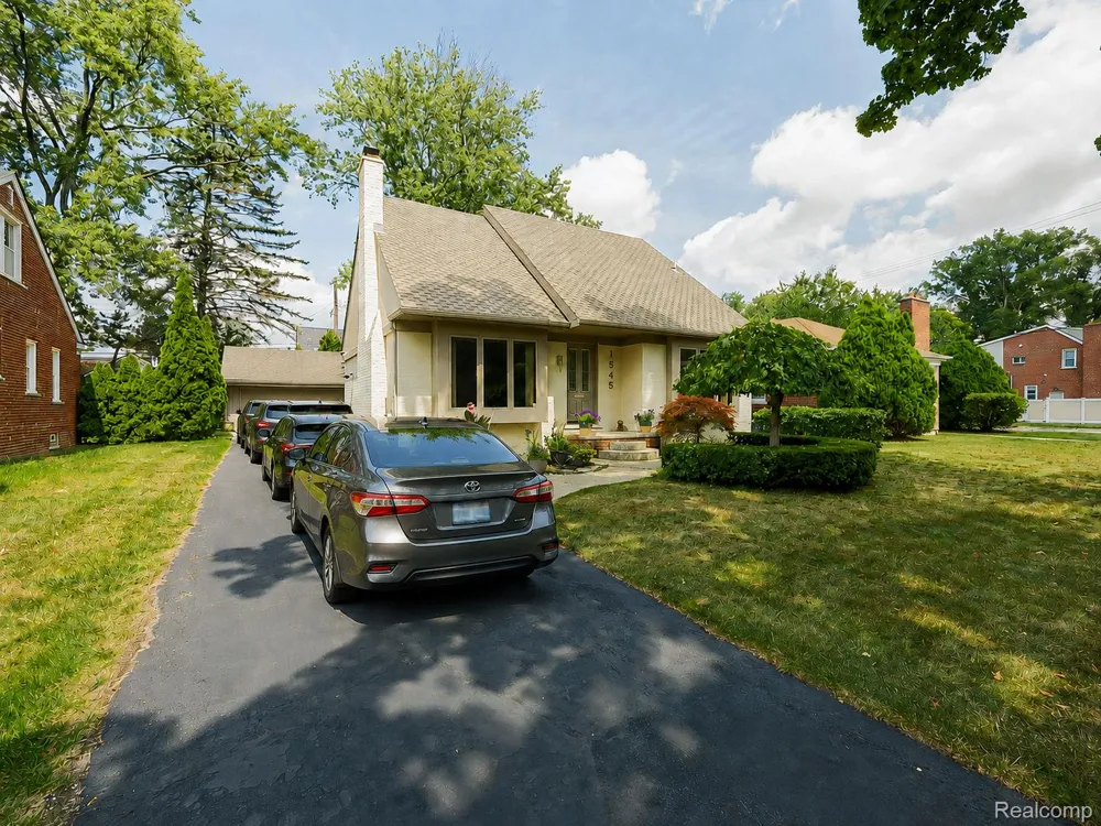 1545 Penistone Street Birmingham City, MI 48009
