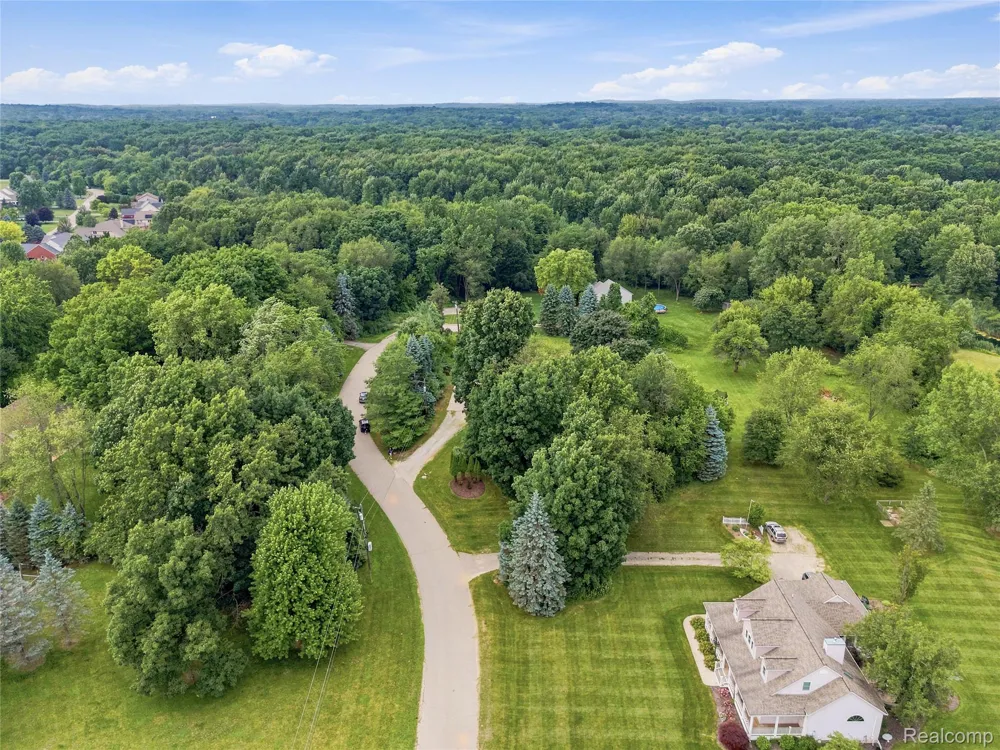 4700 Indianwood Court Independence Charter Township, MI 48348