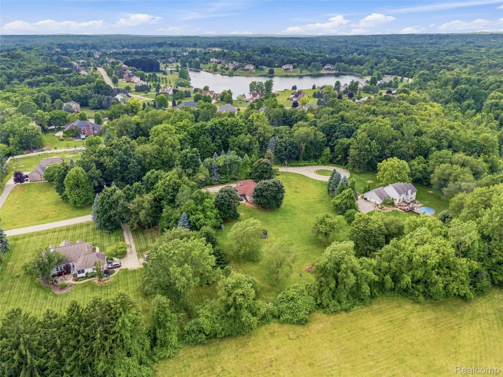 4700 Indianwood Court Independence Charter Township, MI 48348