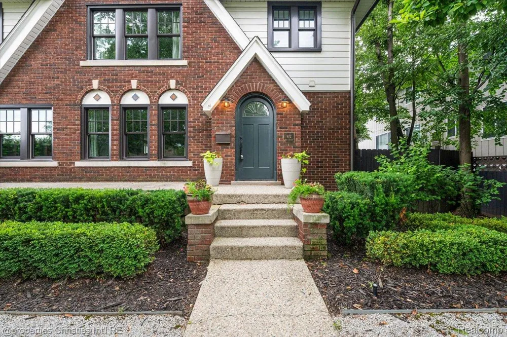 972 Ann Street Birmingham City, MI 48009