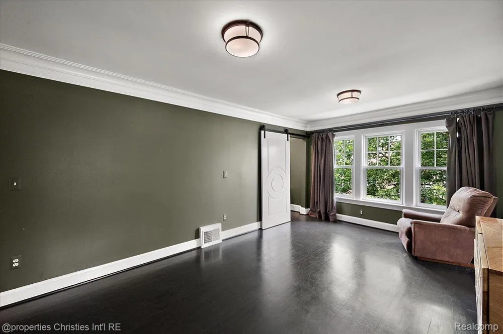 972 Ann Street Birmingham City, MI 48009