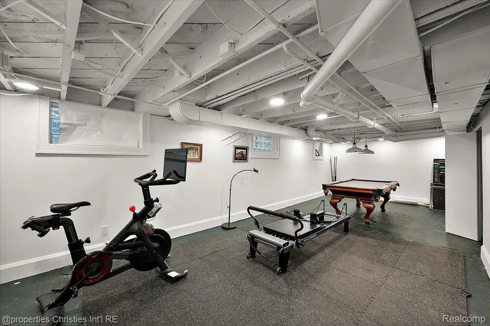 972 Ann Street Birmingham City, MI 48009