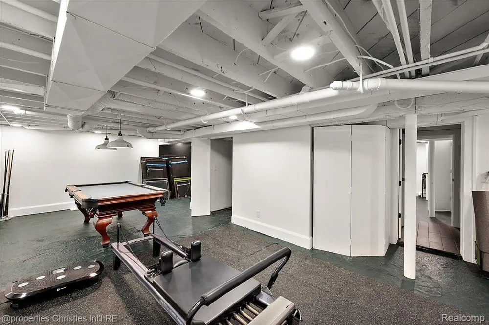 972 Ann Street Birmingham City, MI 48009