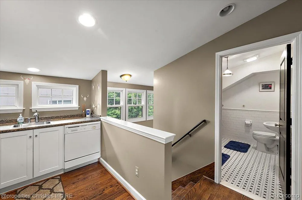 972 Ann Street Birmingham City, MI 48009