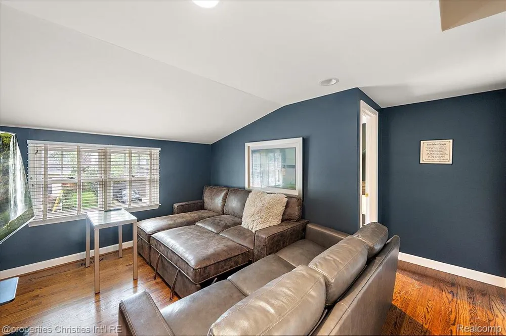 972 Ann Street Birmingham City, MI 48009