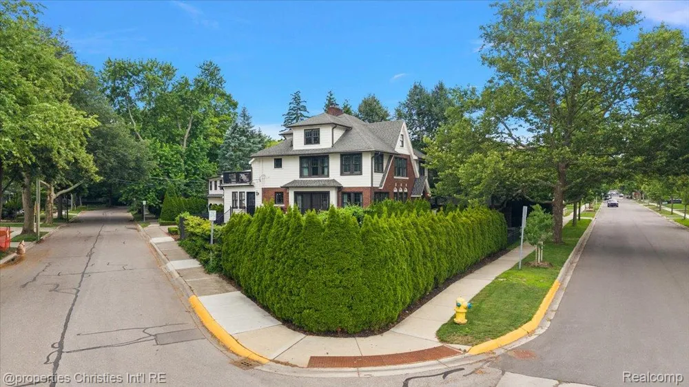 972 Ann Street Birmingham City, MI 48009