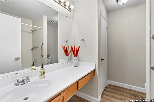 7733 Forest Live Oak, TX 78233