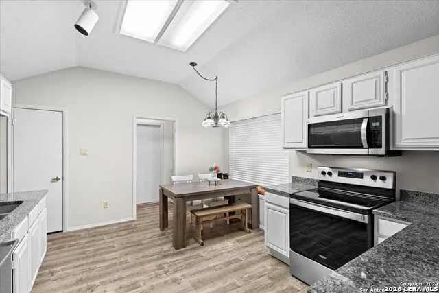 7733 Forest Live Oak, TX 78233