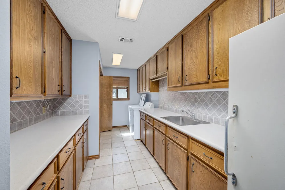 1214 Piney Woods Road Alleyton, TX 78935