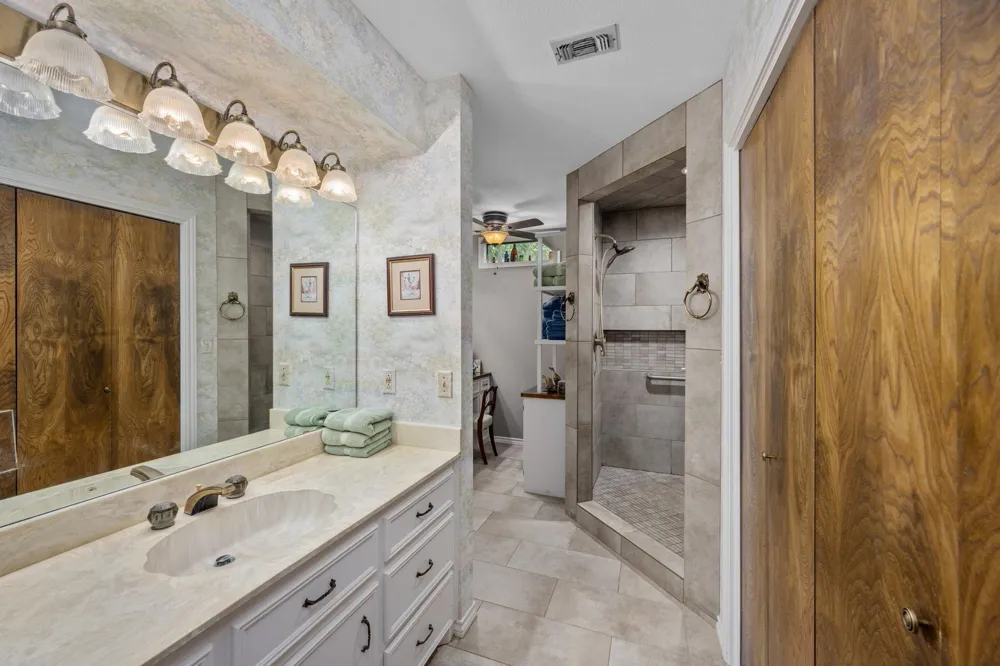 1214 Piney Woods Road Alleyton, TX 78935