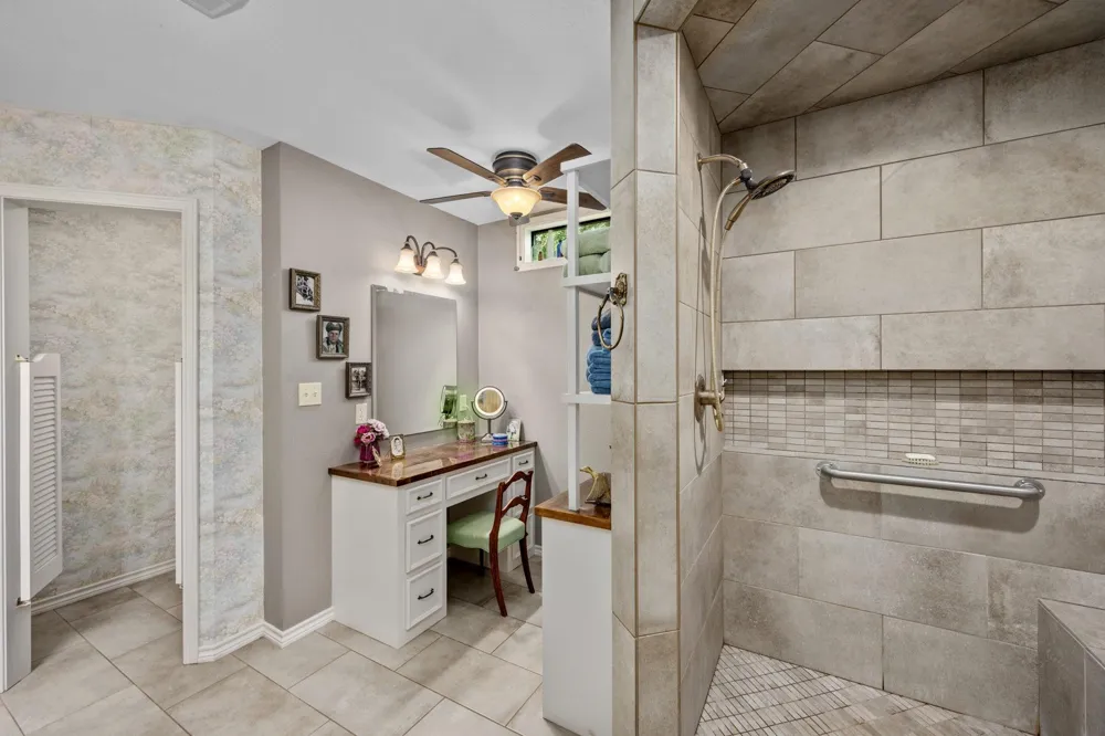 1214 Piney Woods Road Alleyton, TX 78935