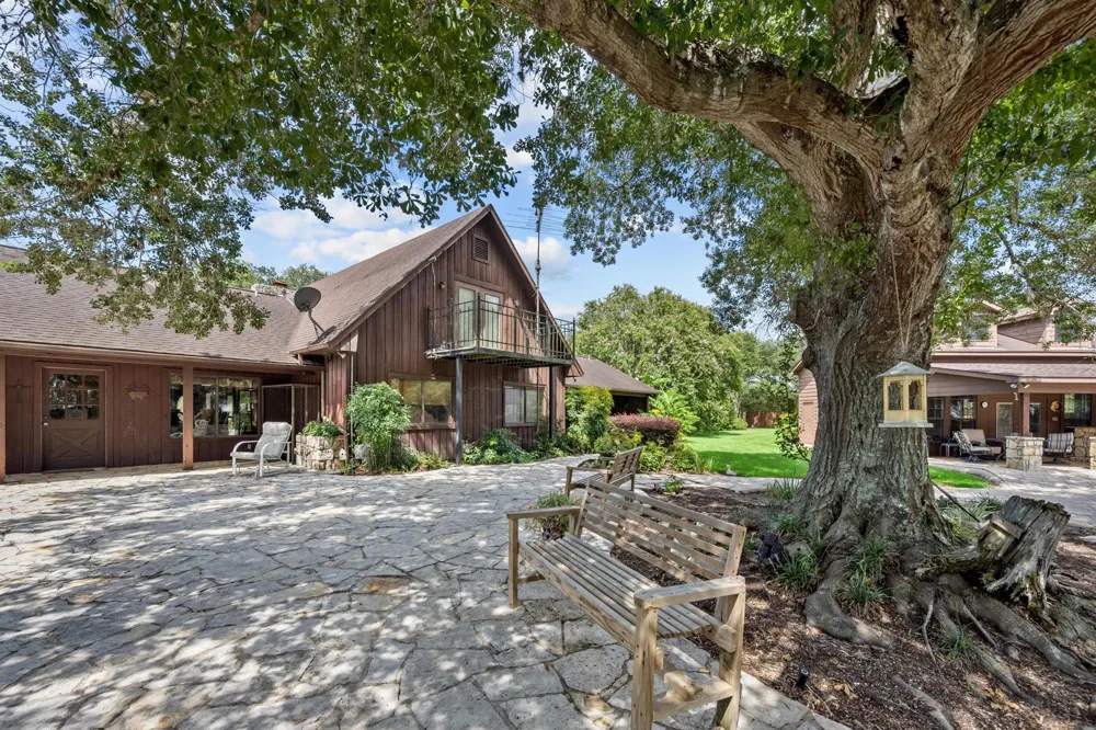 1214 Piney Woods Road Alleyton, TX 78935