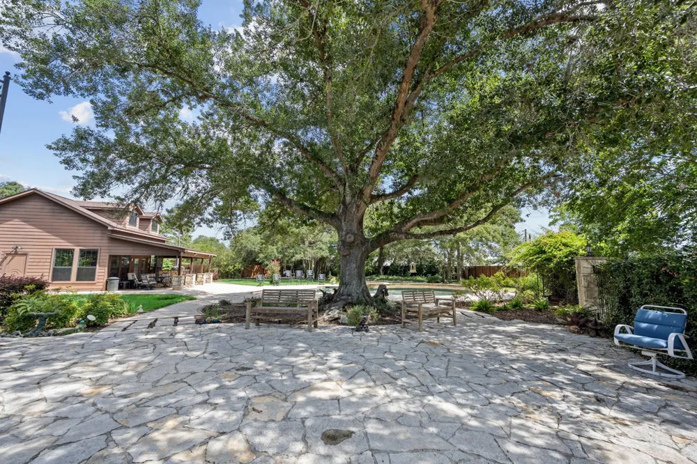 1214 Piney Woods Road Alleyton, TX 78935