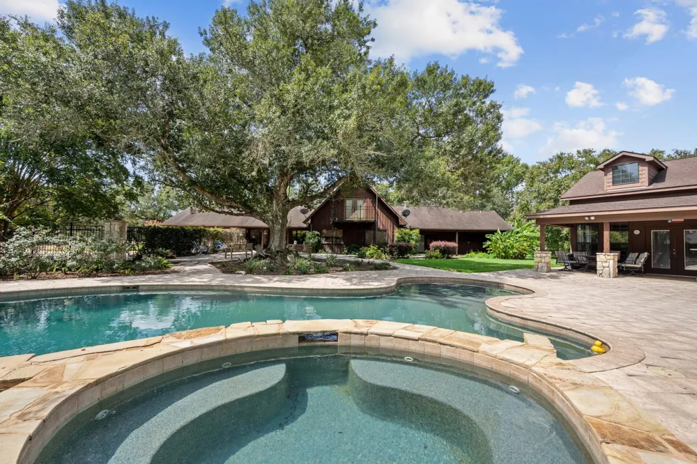 1214 Piney Woods Road Alleyton, TX 78935