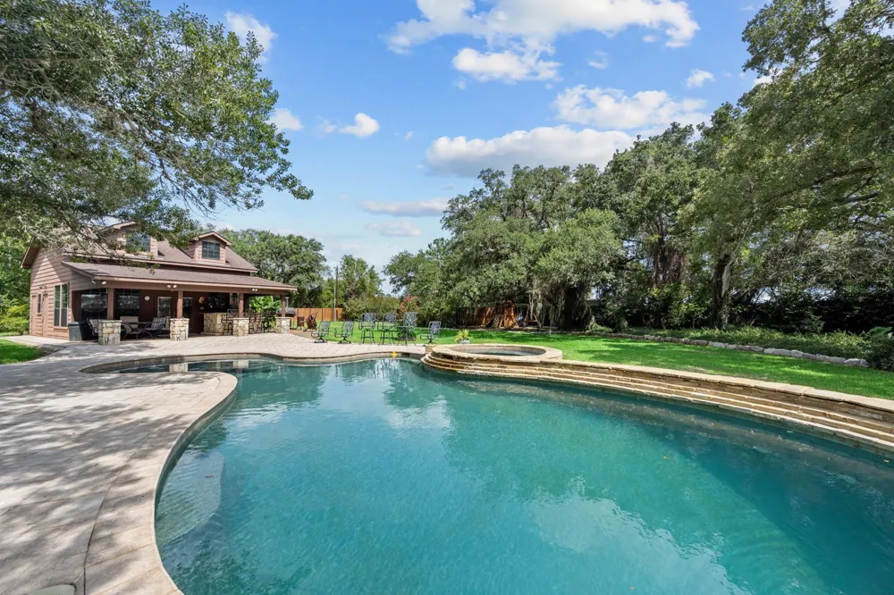1214 Piney Woods Road Alleyton, TX 78935