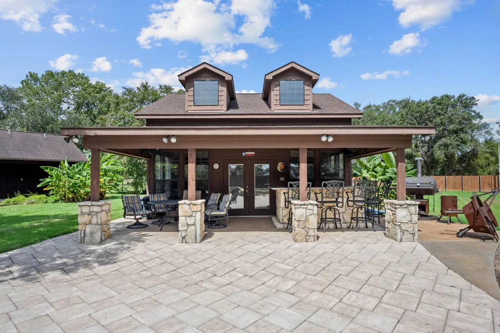 1214 Piney Woods Road Alleyton, TX 78935