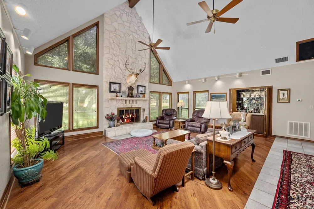 1214 Piney Woods Road Alleyton, TX 78935