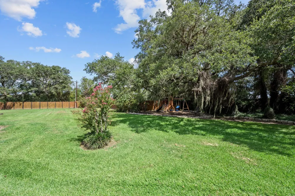 1214 Piney Woods Road Alleyton, TX 78935