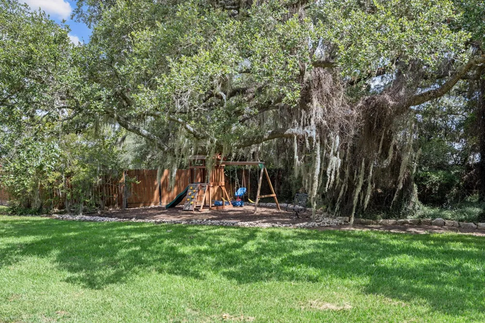 1214 Piney Woods Road Alleyton, TX 78935