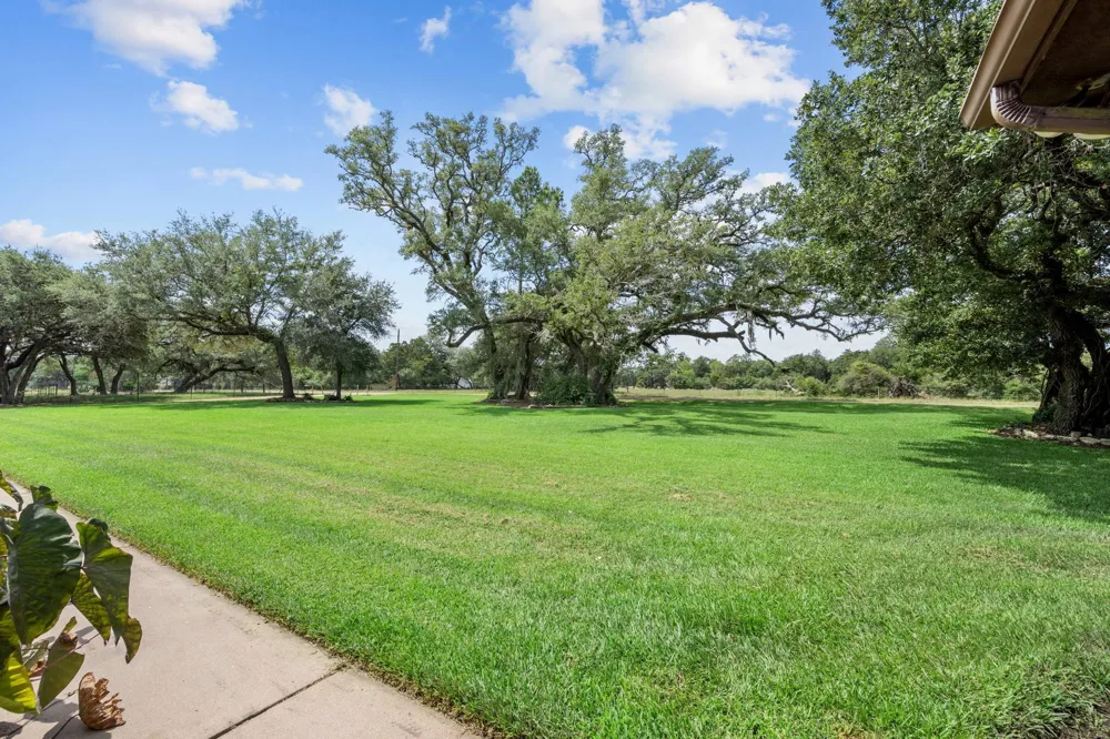 1214 Piney Woods Road Alleyton, TX 78935