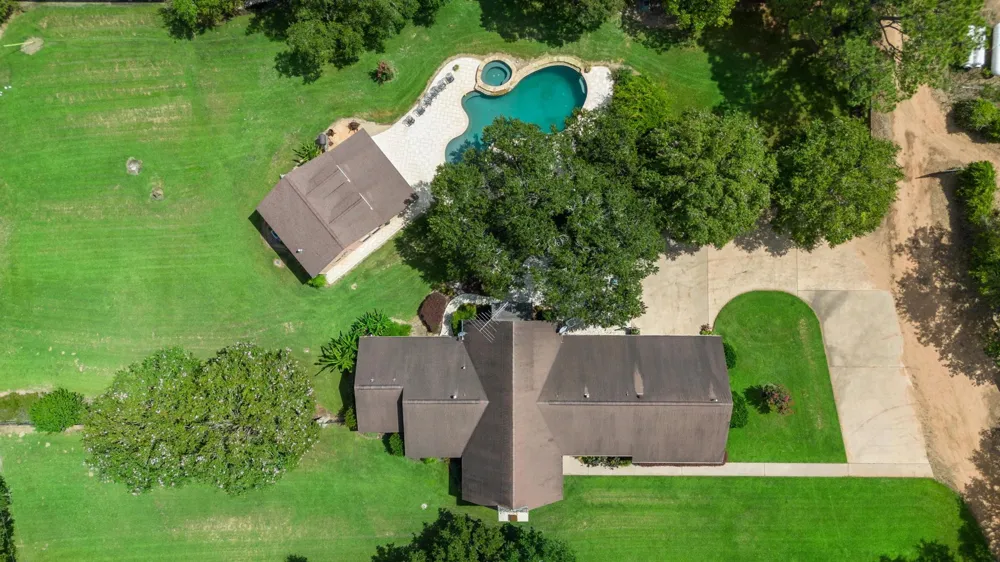 1214 Piney Woods Road Alleyton, TX 78935