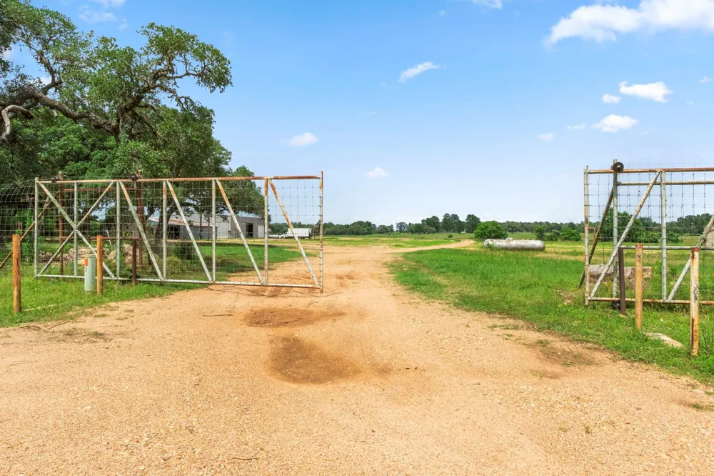 1214 Piney Woods Road Alleyton, TX 78935