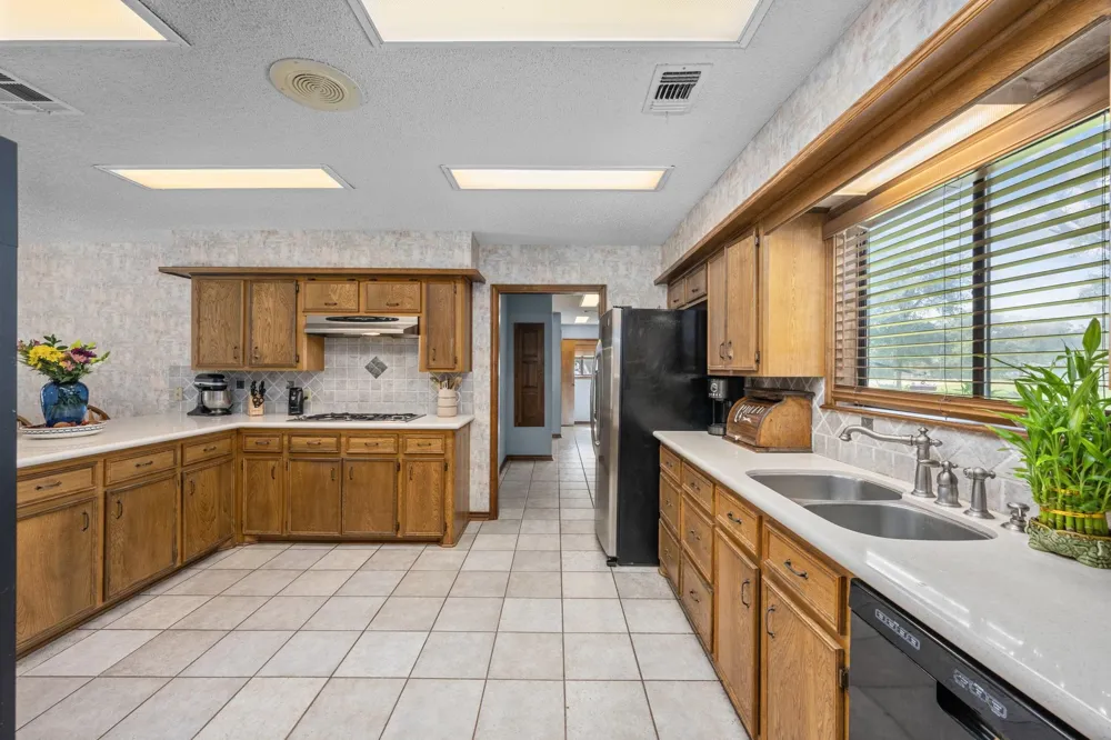 1214 Piney Woods Road Alleyton, TX 78935
