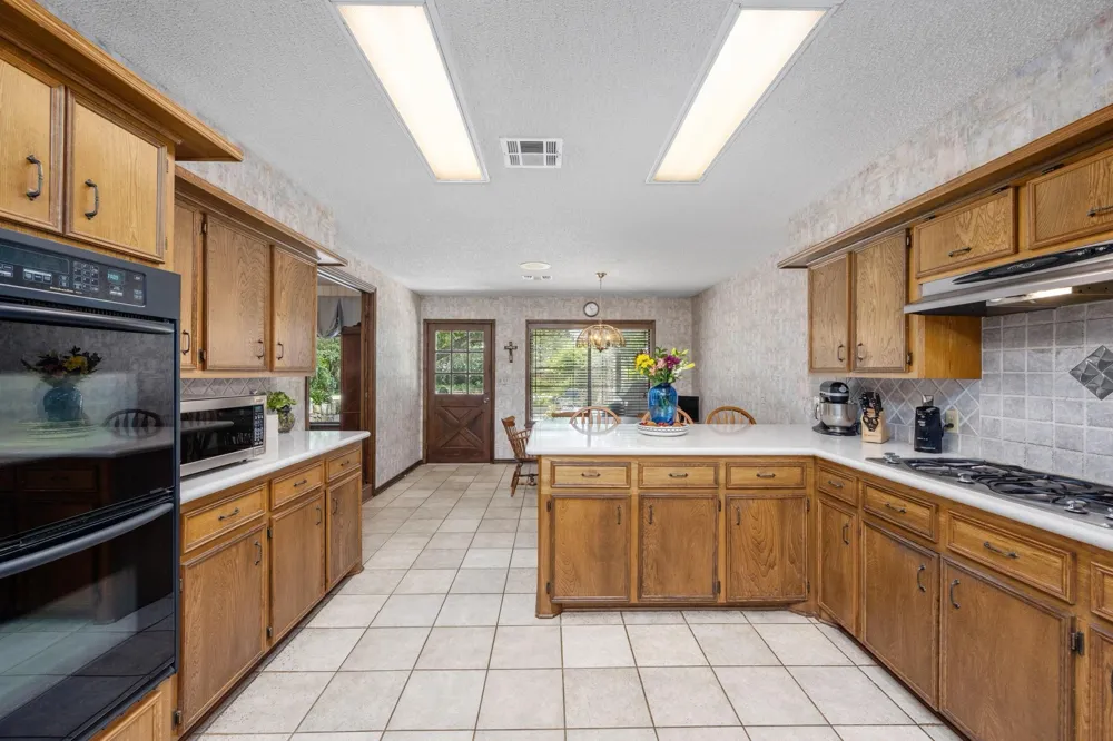 1214 Piney Woods Road Alleyton, TX 78935