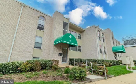 21 CANTERBURY SQUARE #102