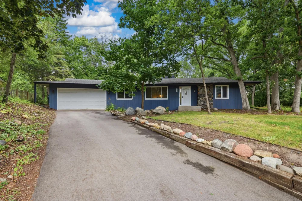 135 Sabra Court Apple Valley, MN 55124