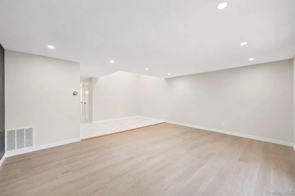 95 Windsor Gate Drive New Hyde Park, NY 11040