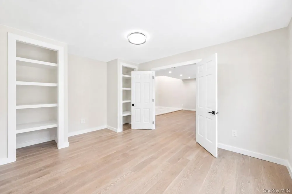 95 Windsor Gate Drive New Hyde Park, NY 11040
