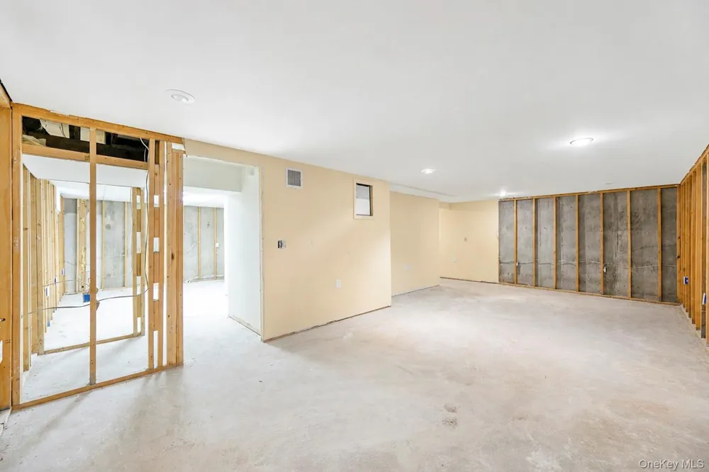 95 Windsor Gate Drive New Hyde Park, NY 11040