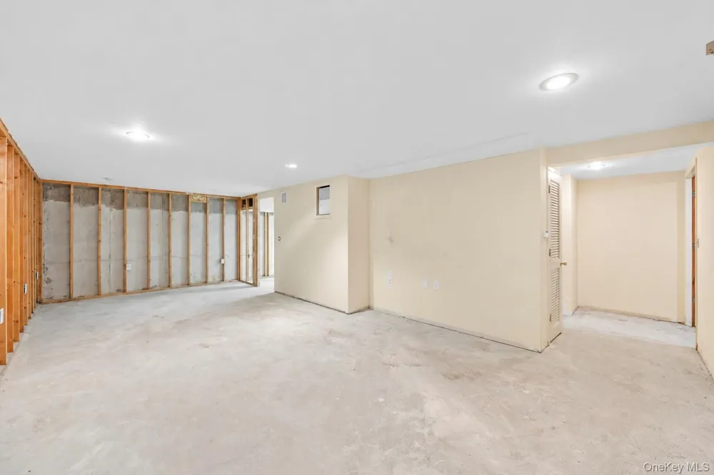 95 Windsor Gate Drive New Hyde Park, NY 11040