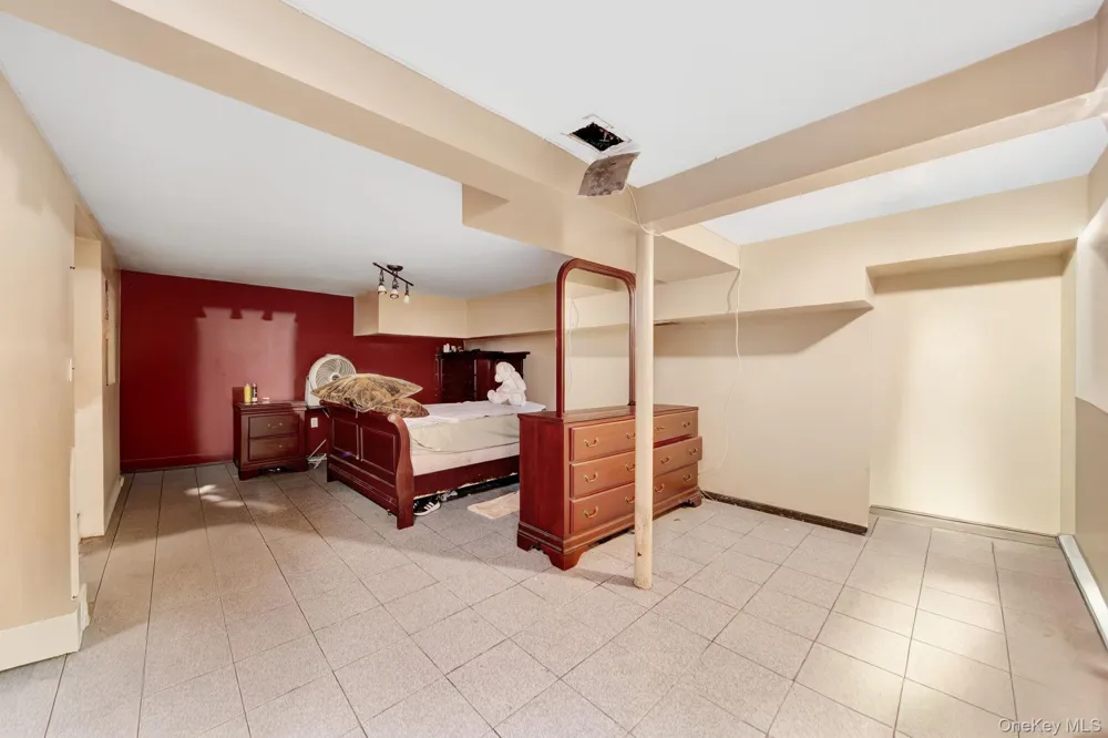 19014 Haywood Road Hollis, NY 11423