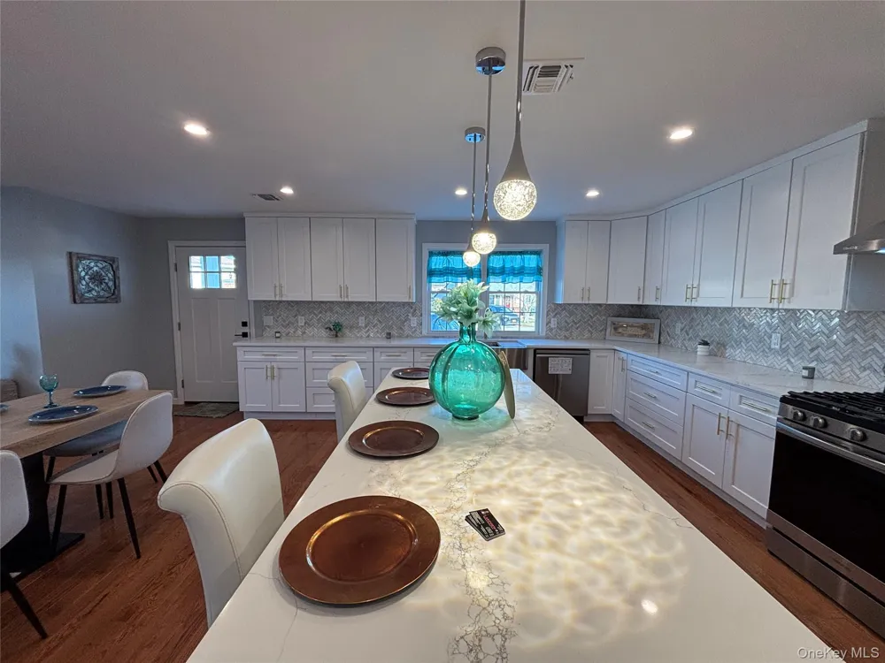 403 S Bayview Avenue Freeport, NY 11520