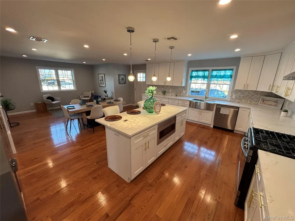 403 S Bayview Avenue Freeport, NY 11520