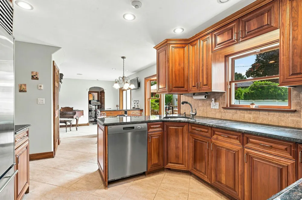 7 Herkimer Avenue Jericho, NY 11753